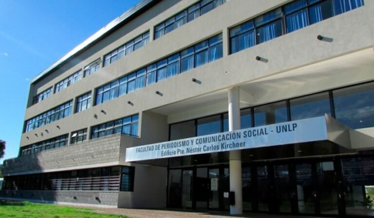 Piñas y escándalo en la Facultad de Periodismo de la UNLP