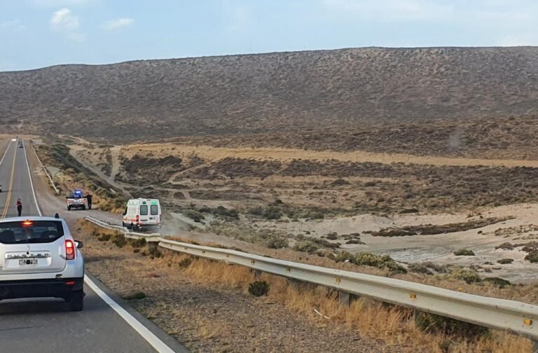 Apuñalaron a un hombre en la playa y escaparon en un Corsa rojo