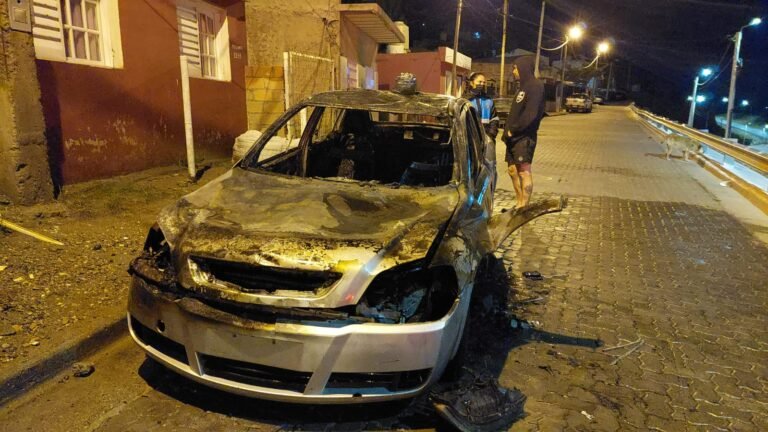 Le quemaron el auto frente a su vivienda