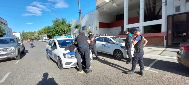 Intentó robar un celular y quedó detenido