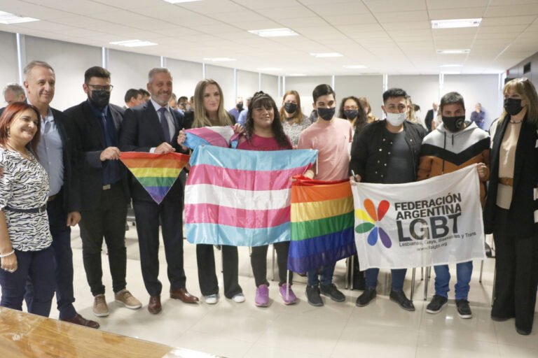 Inclusión laboral para personas Trans: Arcioni firmó el decreto de reglamentación de la Ley N° I – 621