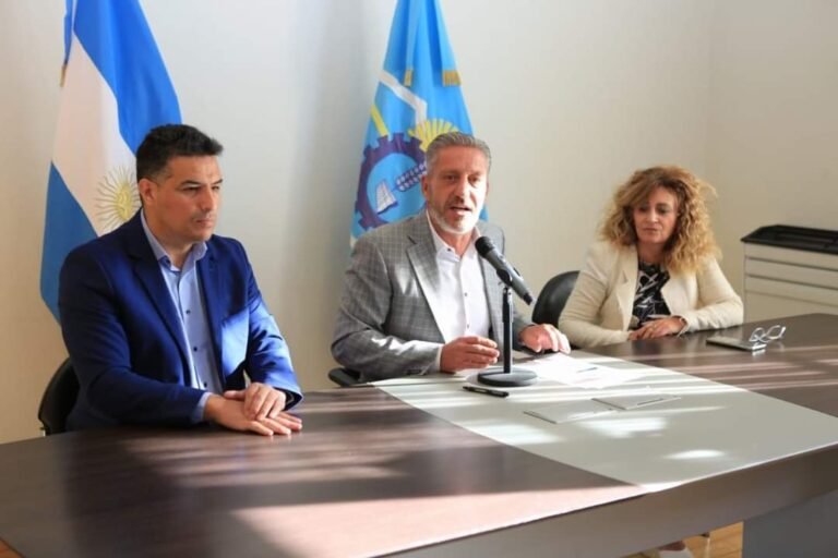 Firma de contrato para la construcción de 37 viviendas en Sarmiento