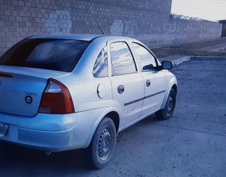 Le robaron el auto en segundos, el ladrón cruzó en rojo y quedó grabado