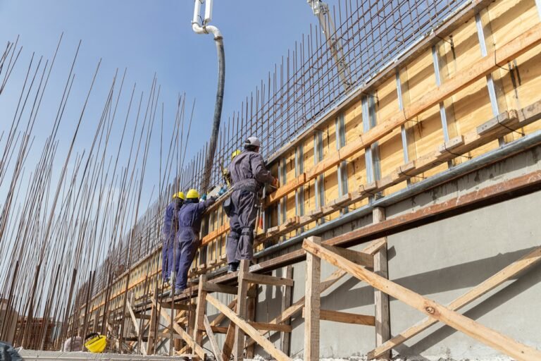 La colocación de hor­migón marca el avance del Centro de Inte­rpretación de la Nat­uraleza Austral
