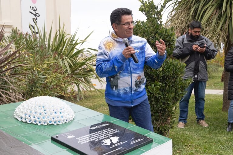 Una hortensia con 649 pétalos en homenaje a cada uno de los caídos