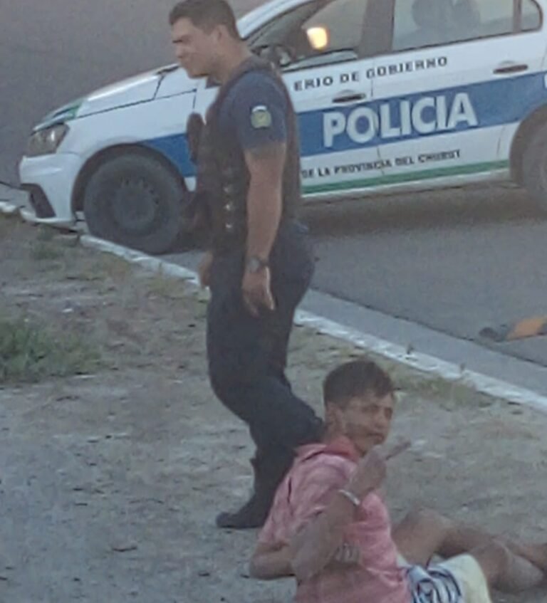 Trapitos golpearon a una vecina y uno de ellos gatilló dos veces a un efectivo policial