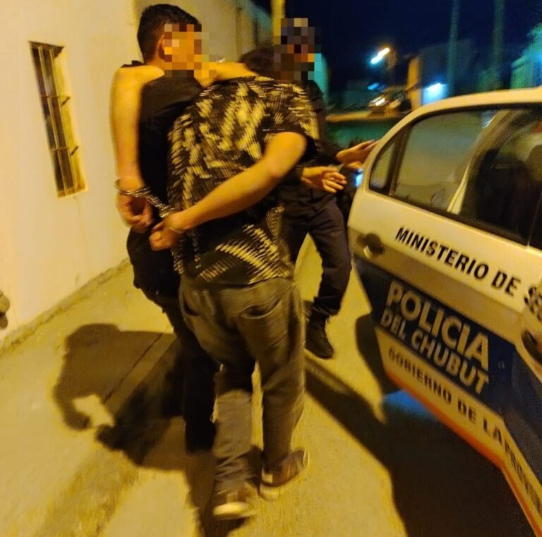 Mientras la golpeaba amenazó de muerte a su pareja y policías lograron detenerlo