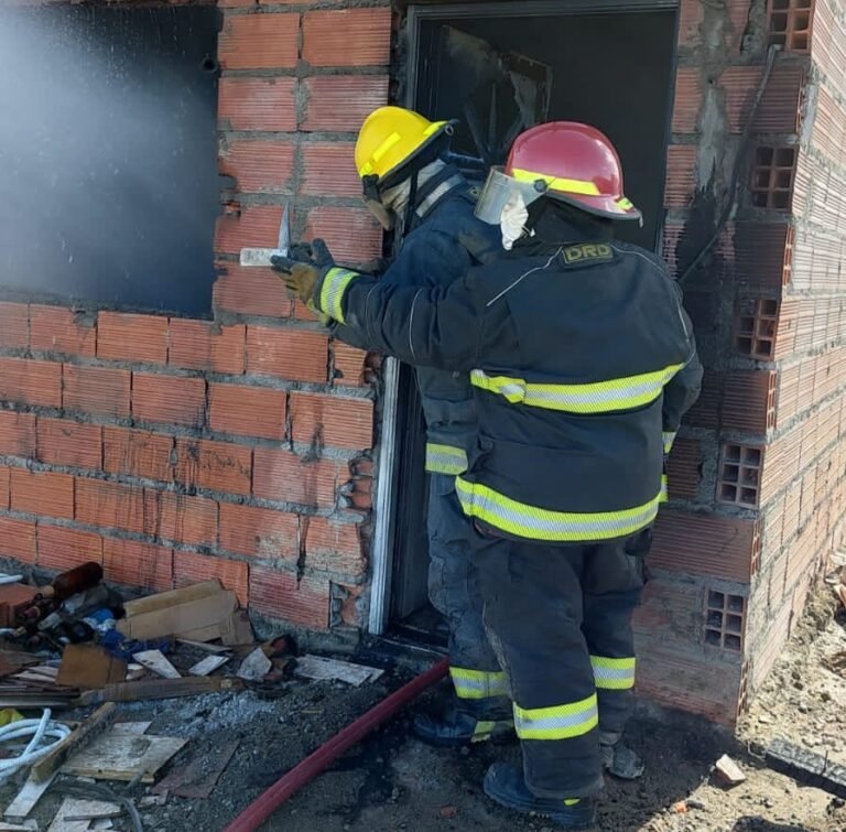 Precaria vivienda fue consumída por las llamas