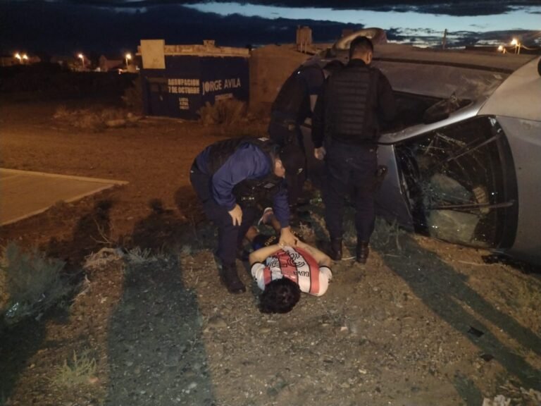 Volcaron mientras huían de la Policía