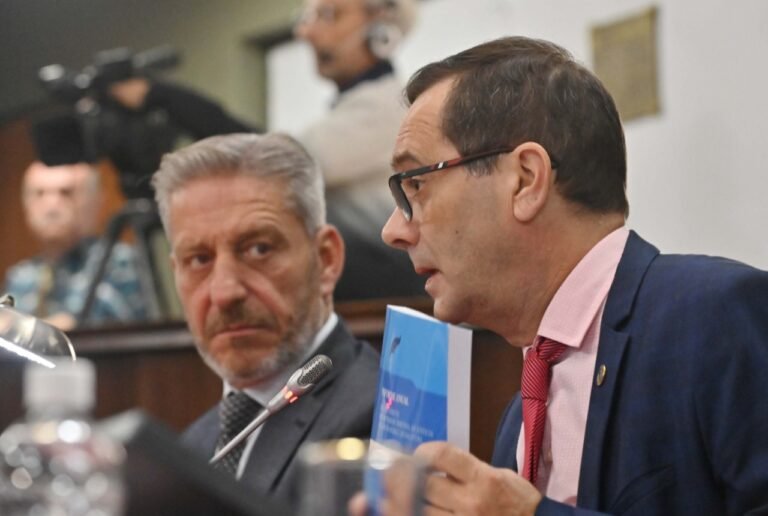 Arcioni participó de la presentación del Informe Anual del Poder Judicial y destacó “la apertura al diálogo y la autonomía de los poderes”