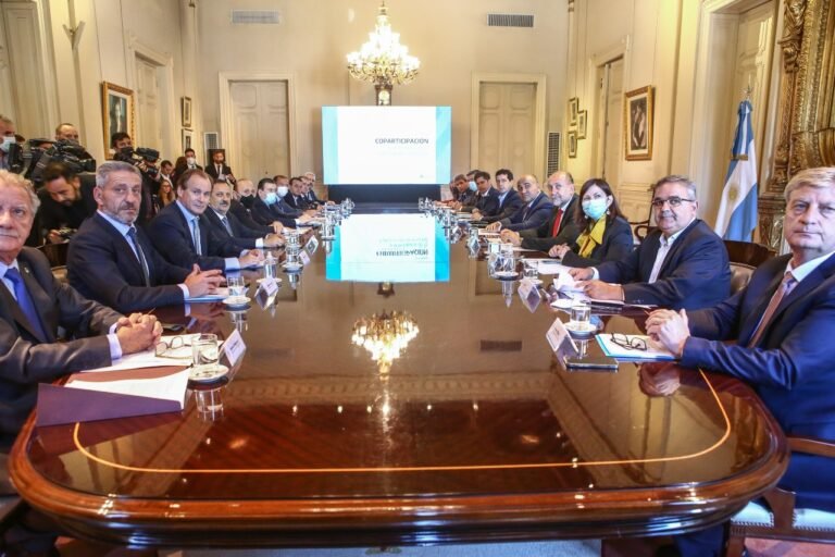 Arcioni participó de la reunión con el Presidente por los fondos de coparticipación
