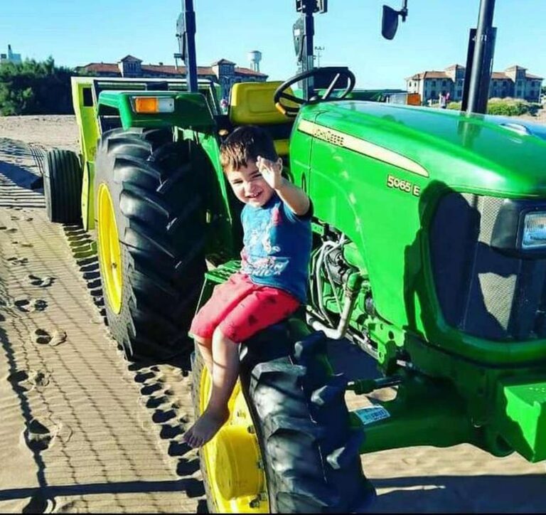 Ternura de un playero con un nene de 2 años