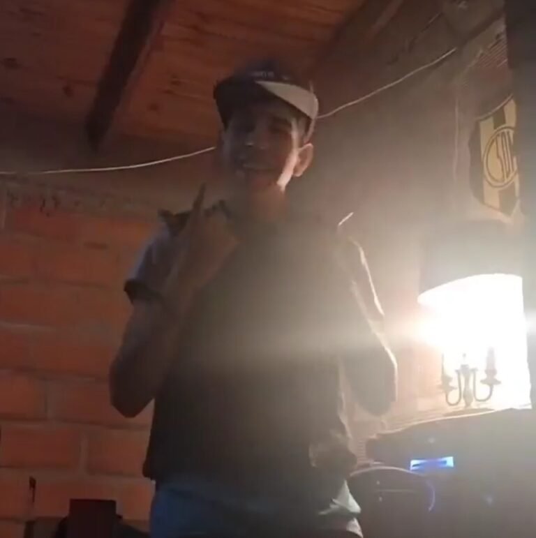 Estaba con domiciliaria y subio un video usando un  chaleco antibalas de la policía