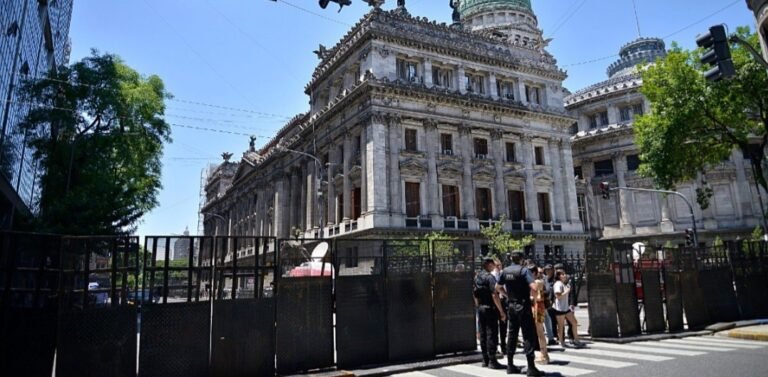 El Congreso amaneció con vallas y presencia policial para la sesión del Senado por el el FMI