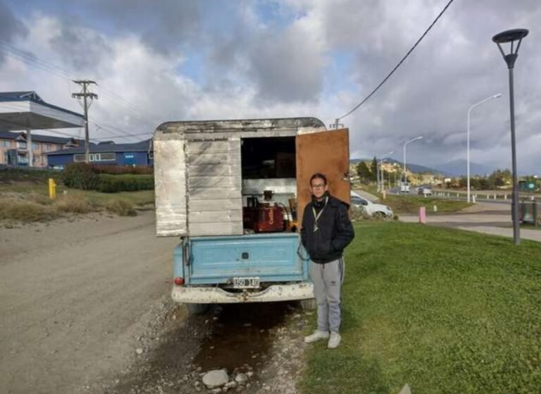 Vive en una camioneta y cada día camina a la universidad para cumplir su sueño