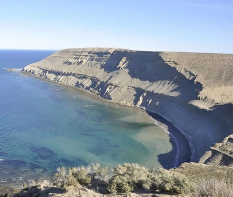Se arrojó al mar y lo encontraron sin vida