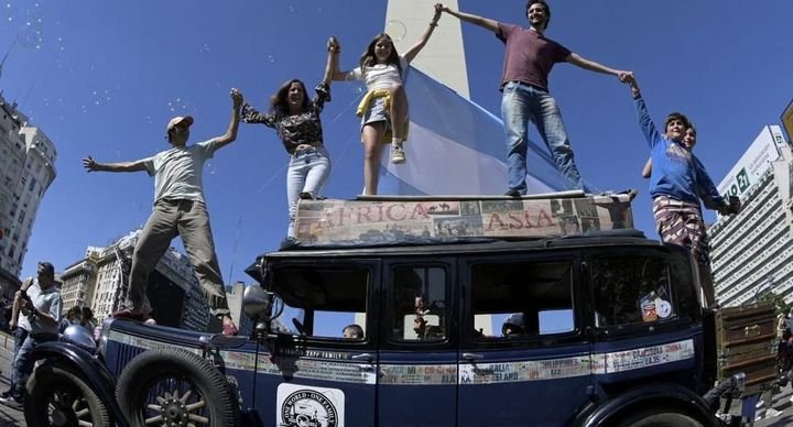 La travesía de argentinos que viajaron a 102 países a bordo de un auto de 1928
