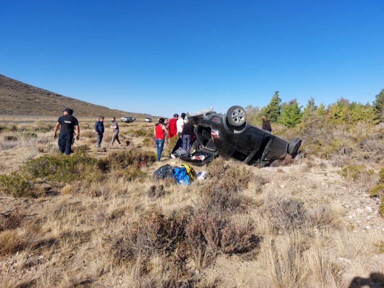 Perdió el control por evadir un pájaro y volcó