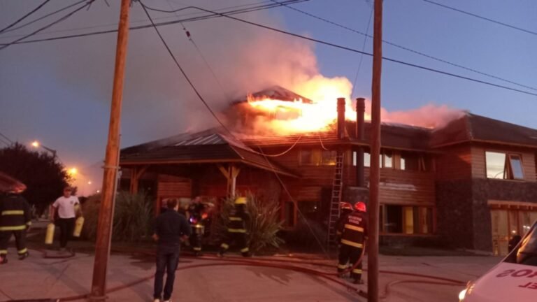 Evacuaron un hotel por impresionante incendio