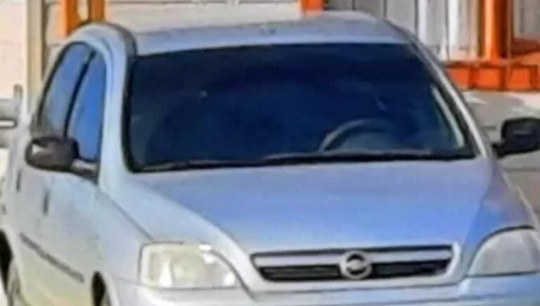 Una mujer intentó huir de un control mientras su pareja se lanzó con el vehículo en movimiento