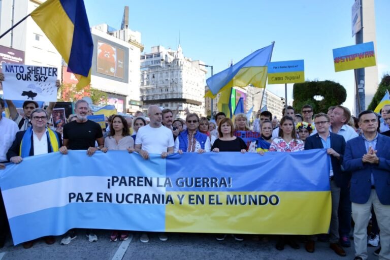 Vecinos y dirigentes políticos marcharon juntos por la Paz en Ucrania