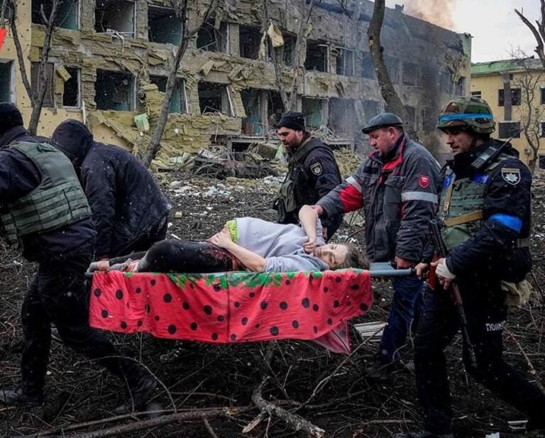 Mariúpol azotada por los bombardeos rusos: entre los cuerpos hallaron una mujer embarazada