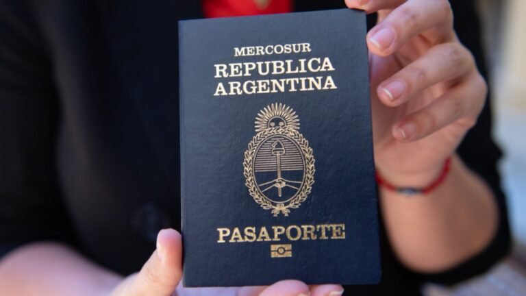 Migraciones dejará de sellar los pasaportes para salir del país