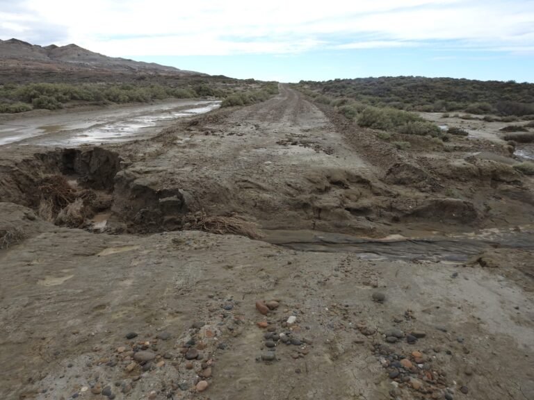 Trabajan para acondicionar el camino que une  Caleta Córdova con Rocas Coloradas