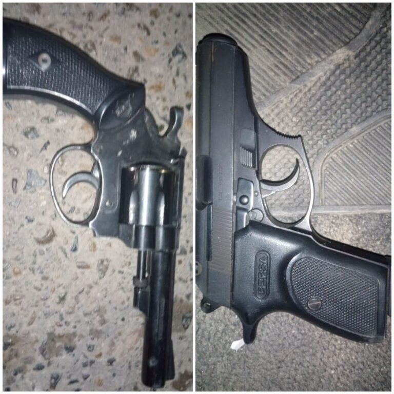 Tras un llamado anónimo, los identificaron y encontraron armas