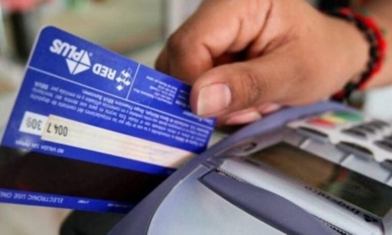 Jubilaciones y pensiones: cómo acceder al reintegro del 15% por pagar con débito