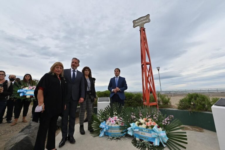 Homenaje a los caídos en la Guerra de Malvinas en Comodoro