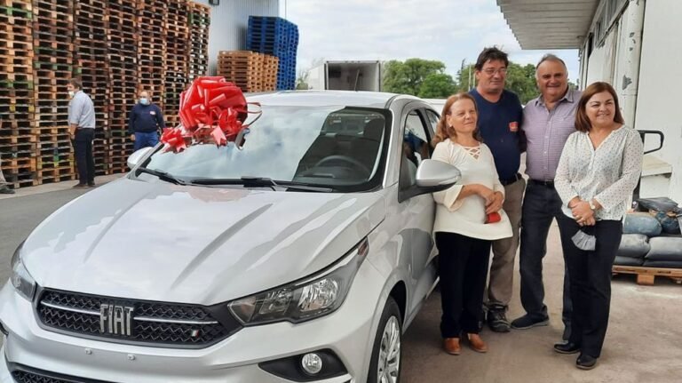Se jubiló tras 50 años en la empresa y los dueños le regalaron un auto