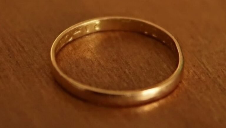 Un buzo halló una alianza en un lago y pudo encontrar a la dueña