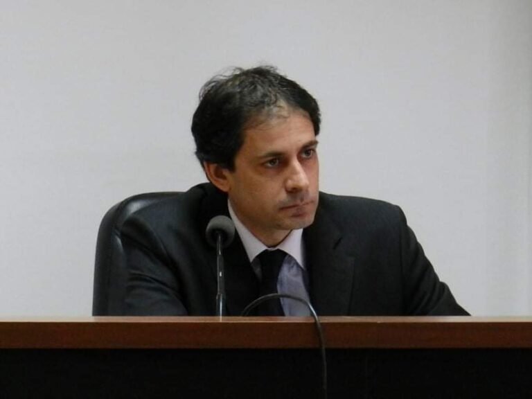 Condena e inhabilitacion  para la policía que obligó a desnudarse y hacer sentadillas a dos mujeres