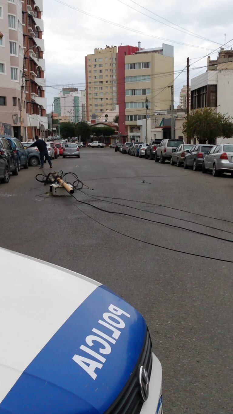 Cayó un poste en pleno centro y de milagro no hubo heridos
