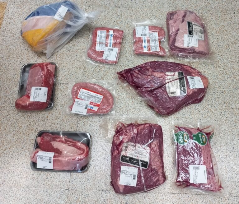 Intentaron robar varios cortes de carne en un supermercado