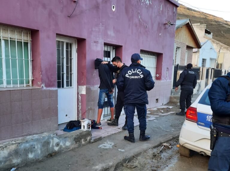 Policía lo interceptó al pasearse con un arma de fuego en plena calle