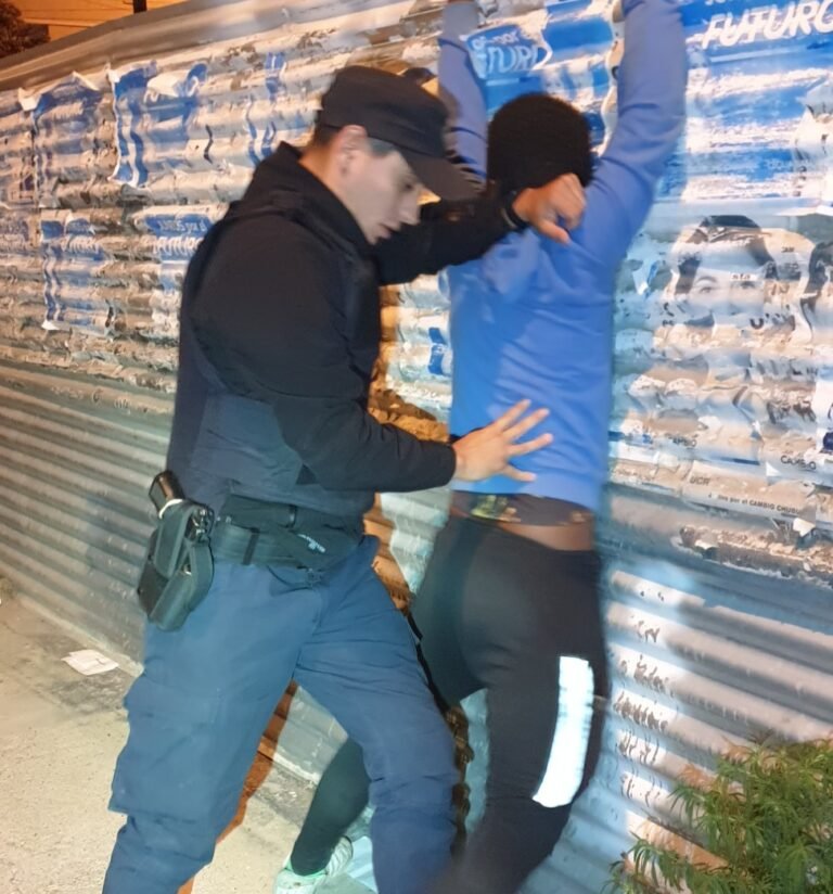 Apuntó con un cuchillo y amenazó a un remisero para robarle el celular