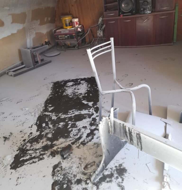 Incendió la casa de su padre, agredió a policías e intentó darse a la fuga