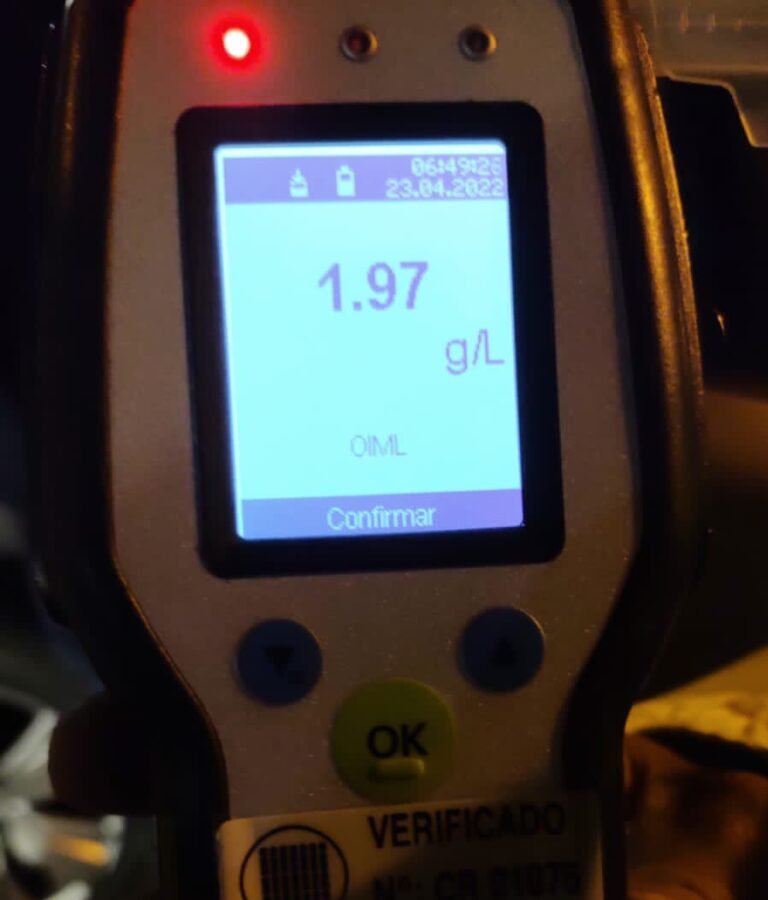 Manejaba con 1.97 de alcohol en sangre y chocó contra el cordón cuneta