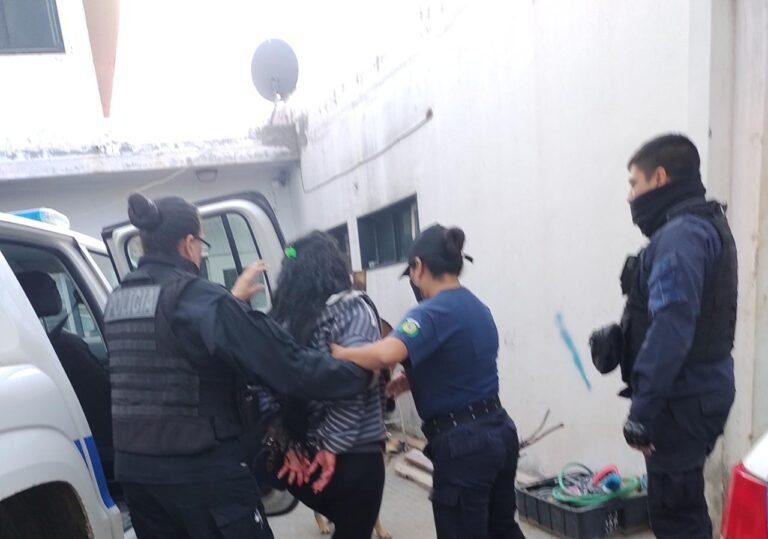 Agredió y amenazó de muerte a su pareja