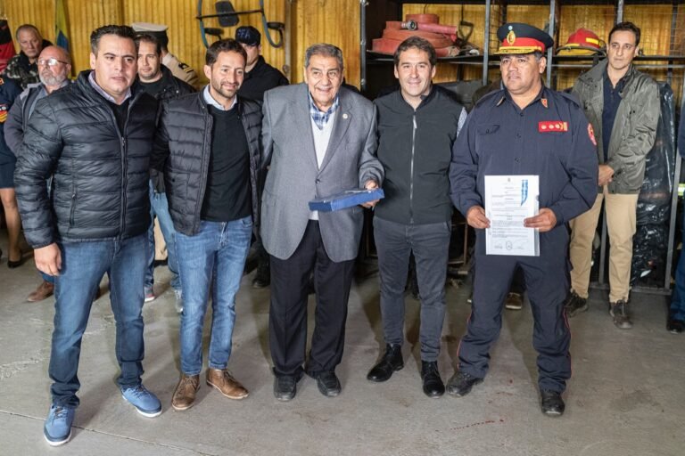 Entregaron un aporte para la compra de un desfibrilador para el Destacamento 2