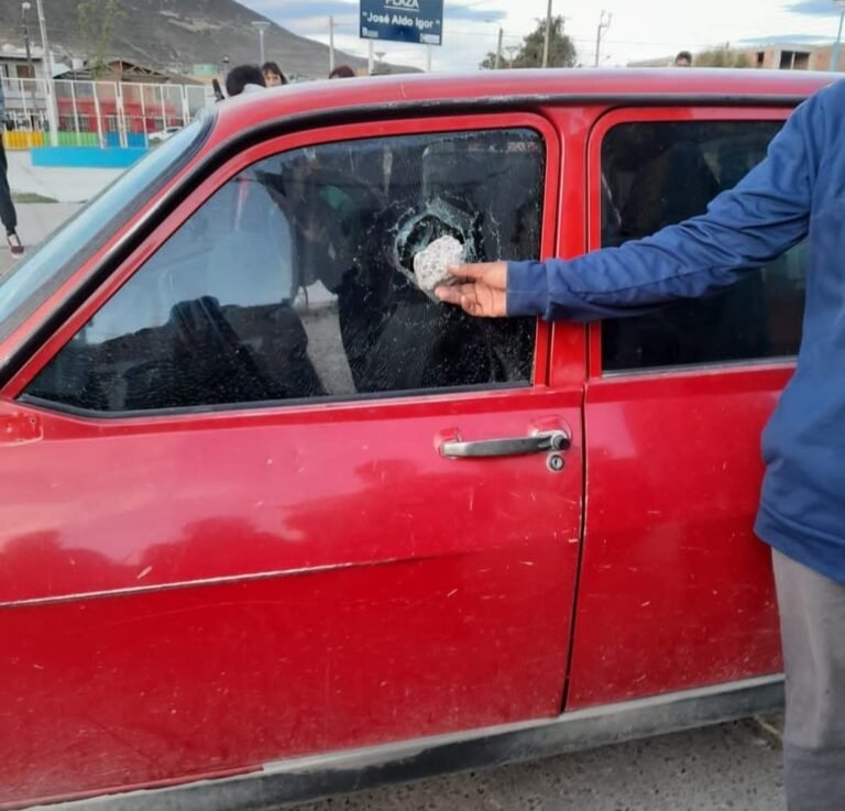 Volvían de un partido y otra hinchada los interceptó con piedras