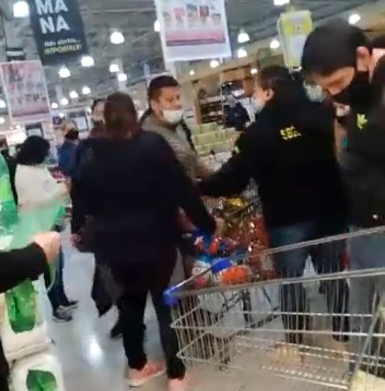 Insólita pelea por los huevos de pascua en un  supermercado