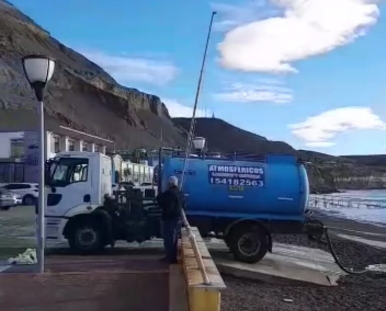 El operador será sancionado por verter el líquido en la Costanera