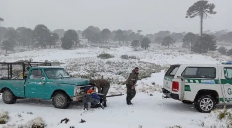 Neuquén tapada de nieve: Gendarmería rescató a gente varada