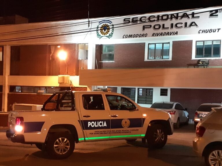 Intentó fugarse tras querer robar sándwiches y una cerveza pero la atraparon a una cuadra