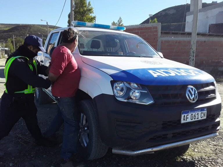 Una mujer golpeó con una botella a su esposo para defender a su hijo