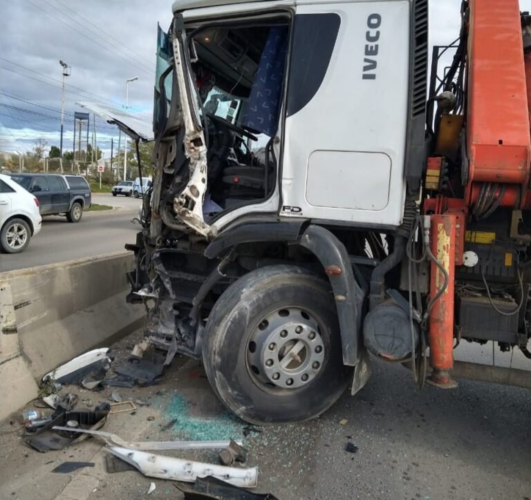 Fuerte choque impactó contra un muro