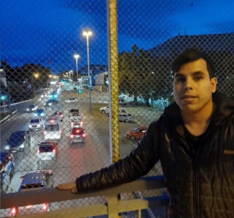 Es no vidente y necesita una maquina en braille para recibirse